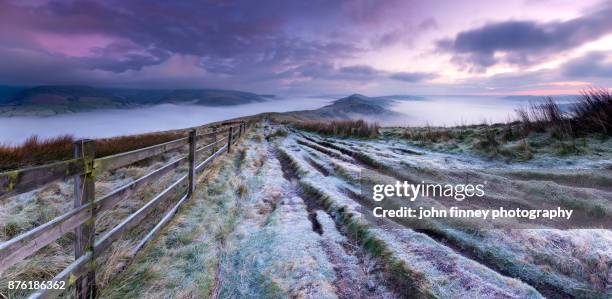 the great frosty ridge, derbyshire, uk - mam tor stock-fotos und bilder