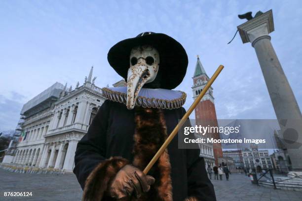 venice carnival in the veneto, italy - beak mask stock pictures, royalty-free photos & images