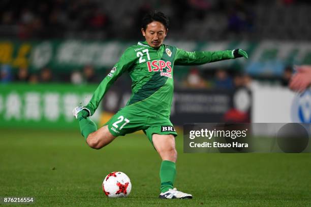 Hideo Hashimoto of Tokyo Verdy in action during the J.League J2 match between Tokyo Verdy and Tokushima Vortis at Ajinomoto Stadium on November 19,...