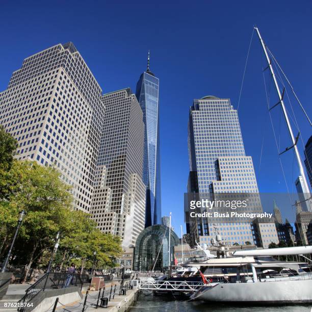 north cove marina on the hudson river at brookfield place, near the world trade center site, with the freedom tower in the background. lower manhattan, new york city - world financial center stock-fotos und bilder