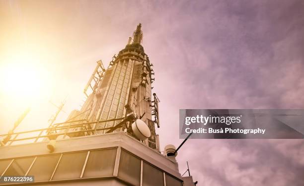 view from the observation platform of the spire of the empire state building which was originally constructed to serve as a mooring mast, or mooring tower, for the docking of zeppelins. - pináculo campanário imagens e fotografias de stock