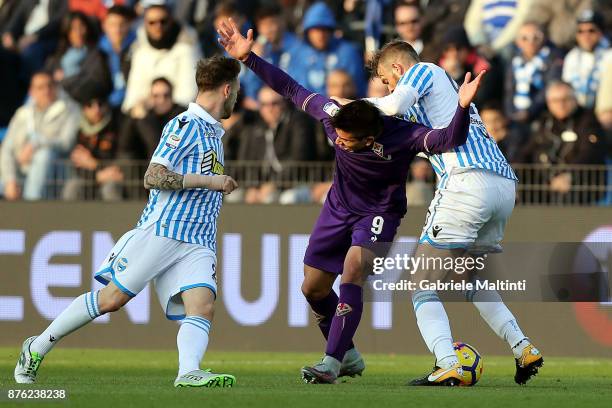 Manuel Lazzari and Alberto Grassi of Spal battles for the ball with Giovanni Simeone of ACF Fiorentina during the Serie A match between Spal and ACF...