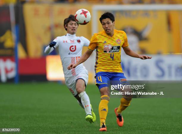 Koji Hachisuka of Vegalta Sendai and Keisuke Oyama of Omiya Ardija compete for the ball during the J.League J1 match between Vegalta Sendai and Omiya...