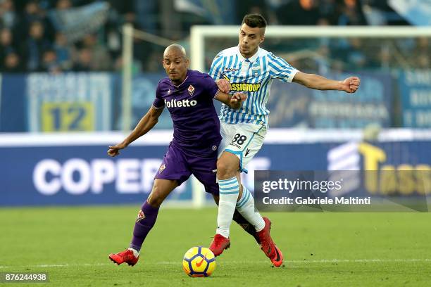 Alberto Grassi of Spal battles for the ball with Bruno Gaspar of ACF Fiorentina during the Serie A match between Spal and ACF Fiorentina at Stadio...
