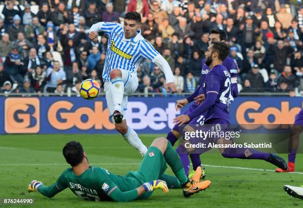 Alberto Paloschi of Spal scores the opening goal during the Serie A match between Spal and ACF Fiorentina at Stadio Paolo Mazza on November 19, 2017...