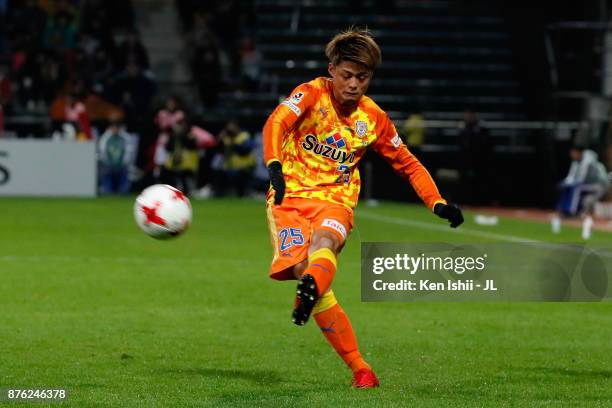 Ko Matsubara of Shimizu S-Pulse in action during the J.League J1 match between Shimizu S-Pulse and Consadole Sapporo at IAI Stadium Nihondaira on...