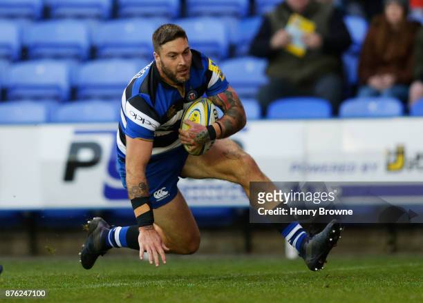 Matt Banahan of Bath Rugby scores their first try during the Aviva Premiership match between London Irish and Bath Rugby at Madejski Stadium on...