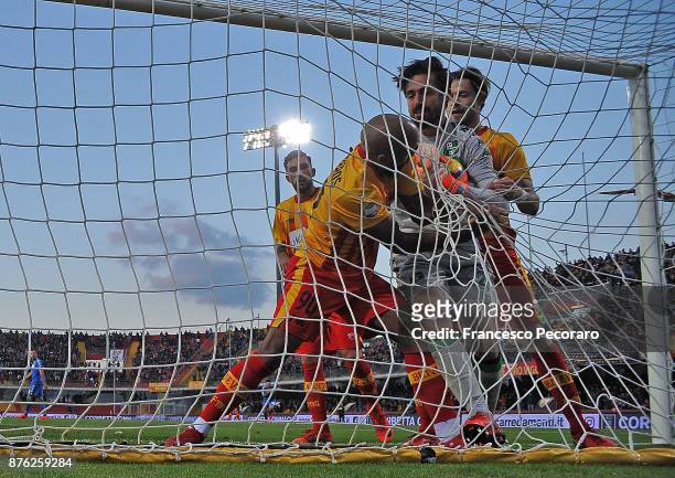 Samuel Armenteros of Benevento Calcio celebrates after scoring the 1-1 goal during the Serie A match between Benevento Calcio and US Sassuolo at...