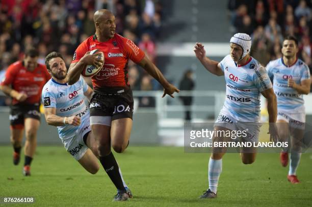 Toulon's South African winger JP Pietersen outruns Racing 92's winger Marc Andreu to score a try during the French Top 14 rugby union match RC Toulon...