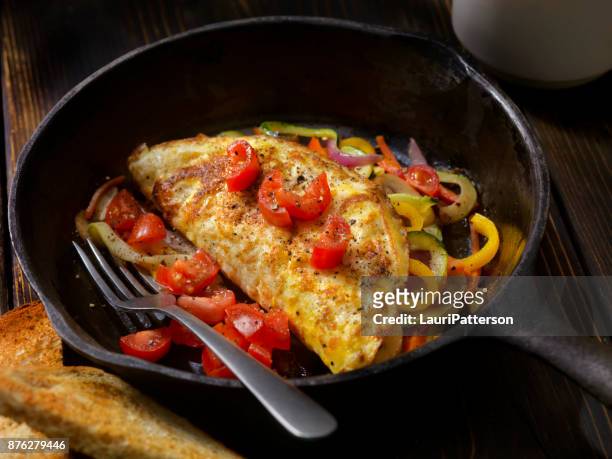 roer gebakken groente omelet met verse tomaat - gele paprika stockfoto's en -beelden