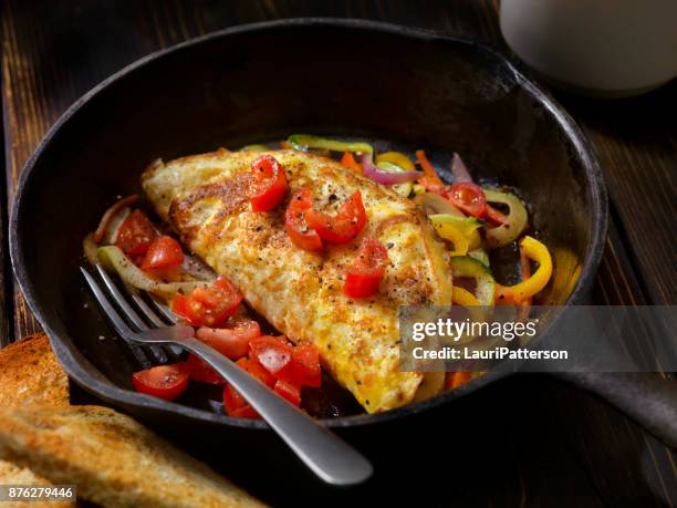 mexa a omelete de veggie frito com tomate fresco - pimentão amarelo - fotografias e filmes do acervo