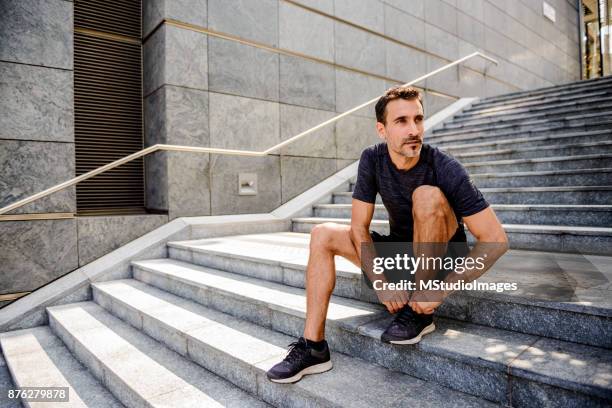 klaar om te joggen. - tying shoes stockfoto's en -beelden