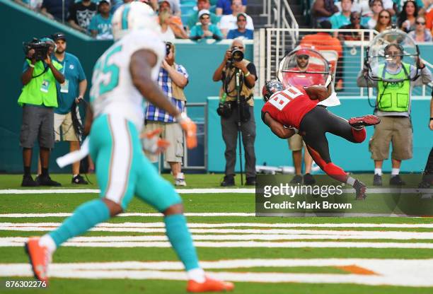 Howard of the Tampa Bay Buccaneers makes the catch for a touchdown during the second quarter against the Miami Dolphins at Hard Rock Stadium on...