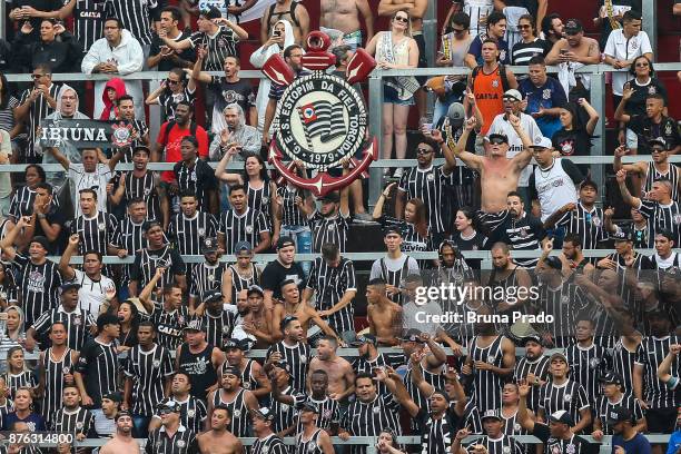 Fans of Corinthians in action during the Brasileirao Series A 2017 match between Flamengo and Corinthians at Ilha do Urubu Stadium on November 19,...