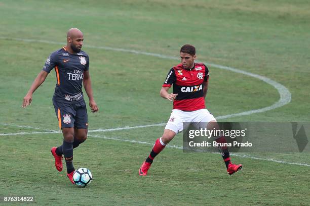 Fellipe Bastos of Corinthians struggles for the ball with a Gustavo Cuellar of Flamengo during the Brasileirao Series A 2017 match between Flamengo...