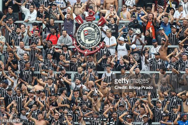 Fans of Corinthians in action during the Brasileirao Series A 2017 match between Flamengo and Corinthians at Ilha do Urubu Stadium on November 19,...