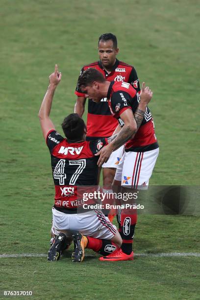 Players of Flamengo celebrates a scored goal during the Brasileirao Series A 2017 match between Flamengo and Corinthians at Ilha do Urubu Stadium on...