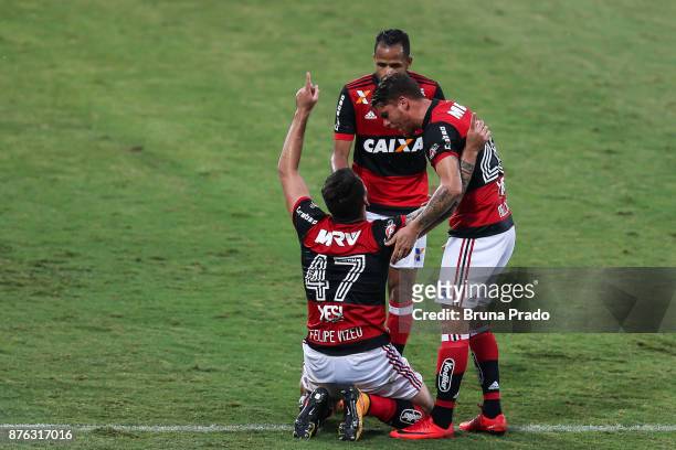 Players of Flamengo celebrates a scored goal during the Brasileirao Series A 2017 match between Flamengo and Corinthians at Ilha do Urubu Stadium on...
