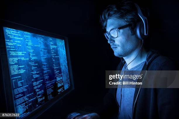 man coding at seattle office - bill hinton stockfoto's en -beelden