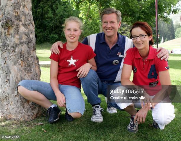 Christian Wulff, Ministerpraesident Niedersachsen, CDU, D - mit Ehefrau Christiane und Tochter Annalena im Sporturlaub im Engadin in der Schweiz