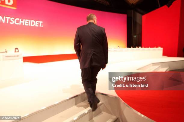 Berlin, Das Wir entscheidet: SPD Parteikonvent im Tempodrom, Peer Steinbrueck auf dem Podium