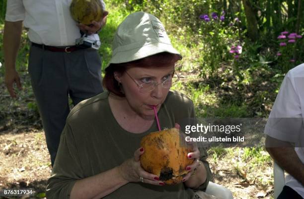 Während eines Besuches in Kuba trinkt die Entwicklungsministerin Heidemarie Wieczorek-Zeul mit einem Strohhalm aus einer Kokosnuss. Während ihrer...