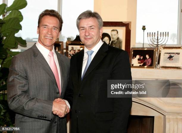 Klaus Wowereit, Regierender Buergermeister von Berlin, SPD, D - mit Arnold Schwarzenegger, Gouverneur von Kalifornien im Santa Monica Office in Los...