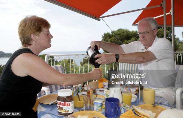 Juergen Ruettgers, Ministerpraesident von NRW, CDU, D - mit Frau Angelika beim Frühstück im Urlaub in Frankreich