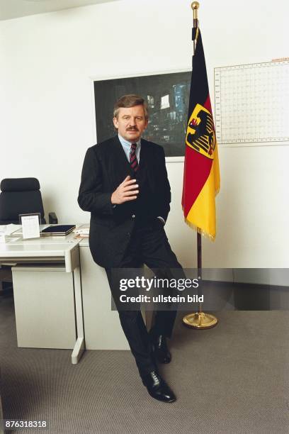 Politiker der FDP, Jürgen Möllemann neben der Deutschlandflagge in seinem Arbeitszimmer. Aufgenommen um 1995.