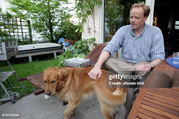 Niebel, Dirk - Politician, FDP, Germany - with his dog Hermann, a golden retriever at home in Heidelberg