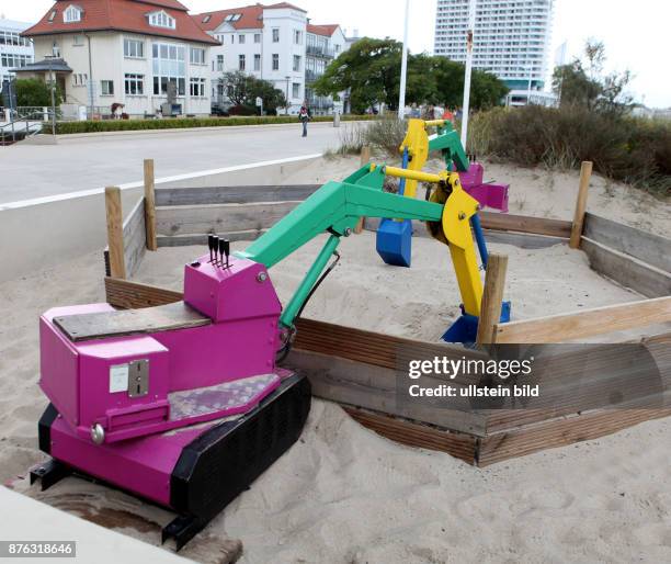 Rostock Warnemuende, Hotel Neptun, Tourismus, Ostsee, Ostdeutschland, Strand, Sand, Kurhaus, Kurhausgarten, Kinder, Spielplatz, Kinderspielplatz