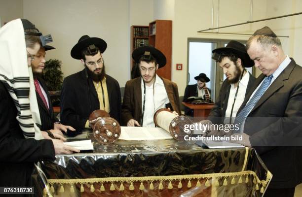 Polen, Synagoge in Warschau. Orthodoxe Juden beim Gebet fuer den schwer kranken israelischen Premierminister Ariel Sharon. Re. David Peleg, der...