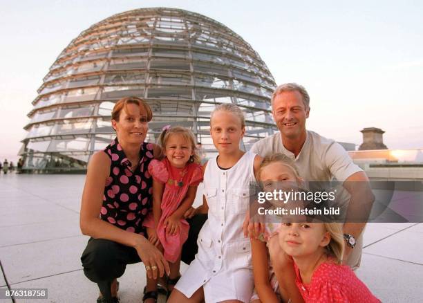 Der Politiker Peter Ramsauer, Parlamentarischer Geschäftsführer der CSU-Landesgruppe im Bundestag, mit seiner Ehefrau Susanne und den Töchtern...