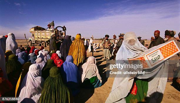 Afghanistan: Flüchtlinge suchen Schutz in einem Flüchtlingslager nahe der Frontlinie der Nordallianz. Frauen tragen die Burqa , den vorgeschriebenen...