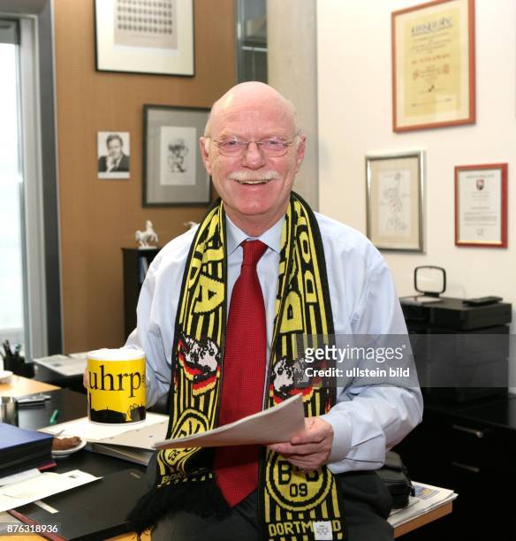 Peter Struck, Fraktionsvorsitzender der SPD, D - mit als Fan mit BVB-Schal und Tasse in seinem Büro in Berlin