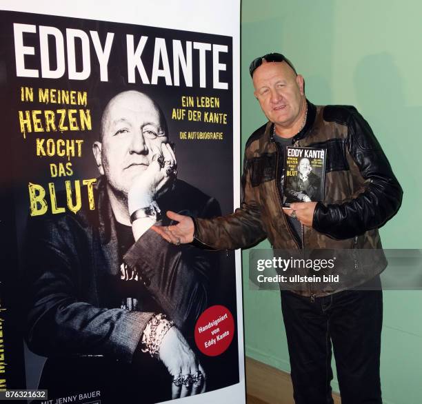 Bodyguard und Leibwächter Eddy Kante stellt im Grünen Salon der Volksbühne seine Autobiografie In meinem Herzen kocht das Blut vor. Kante war 33...