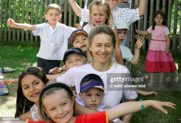 Ursula von der Leyen, Bundesministerin fuer Familie, CDU, D - auf der Rutsche mit Kindern des Werkskindergarten "BMW Strolche" bei der BMW...