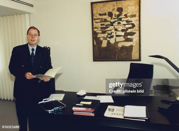 Der SPD-Politiker Peer Steinbrück an seinem ersten Arbeitstag als Wirtschaftsminister in Nordrhein-Westfalen in seinem Büro. .