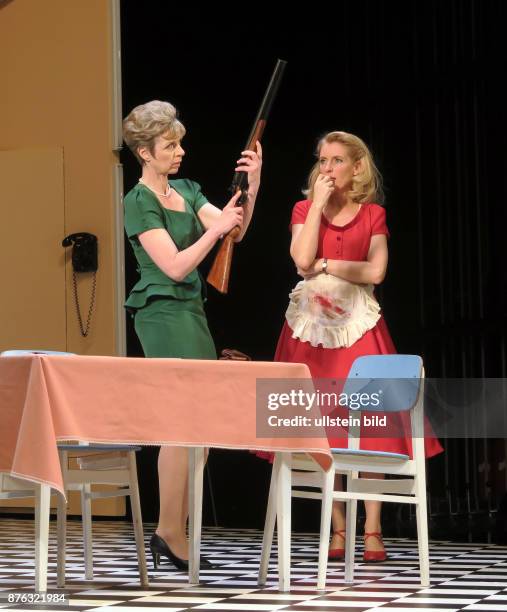 Die Schauspieler Anna Stieblich , Maria Furtwängler aufgenommen bei Proben zu dem Theaterstück Alles muss glänzen im Theater am Kurfürstendamm in...