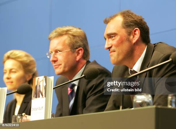 Christian Wulff, Ministerpräsident Niedersachsen, CDU, D - bei der Pressekonferenz im Bundespresseamt in Berlin zur Buchvorstellung: "Christian Wulff...