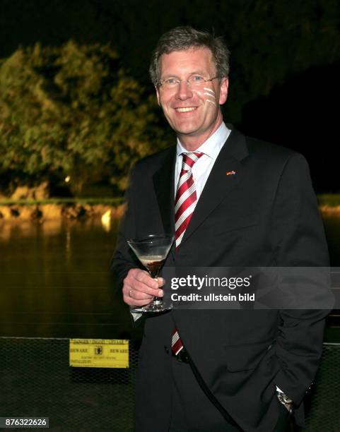 Christian Wulff, Ministerpraesident Niedersachsen, CDU, D - Besuch in Suedafrika, mit traditioneller Gesichtsbemalung