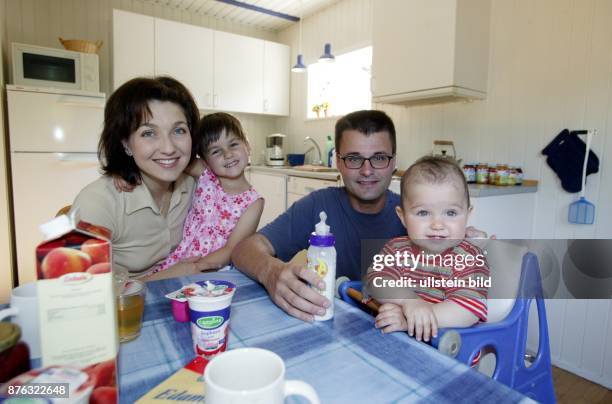 Chemikerin, Politikerin, CDU, MdB, D mit ihrem Lebensgefährten Sven Petke und den gemeinsamen Töchtern Maria und Lisa beim Frühstück in ihrem...