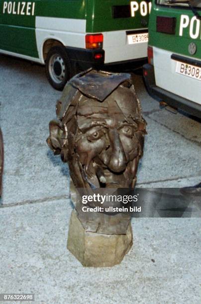 Die neu aufgestellte Büste ''Der Eiserne Kanzler'' des Bonner Künstlers Burkhard Mohr im Garten der Kanzlervilla in Berlin zeigt Bundeskanzler...