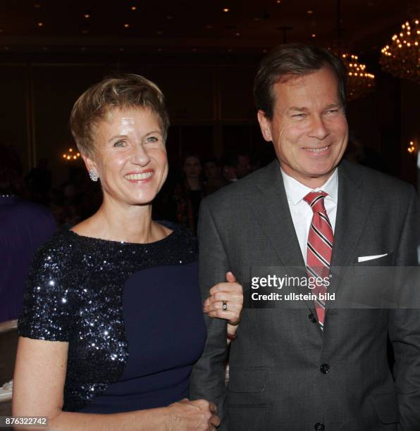Unternehmerin Susanne Klatten und Ehemann Jan aufgenommen bei der Verleihung vom Preis Goldene Erbse im Hotel Adlon in Berlin Mitte. Der Preis wird...