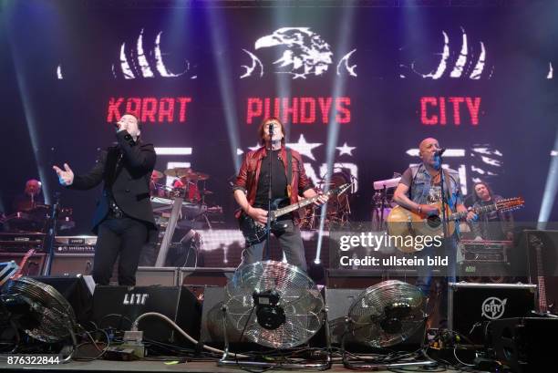 Die Sänger Claudius Dreilich , Dieter Maschine Birr , Toni Krahl vl aufgenommen beim Konzert der Rocklegenden in der o2 world in Berlin