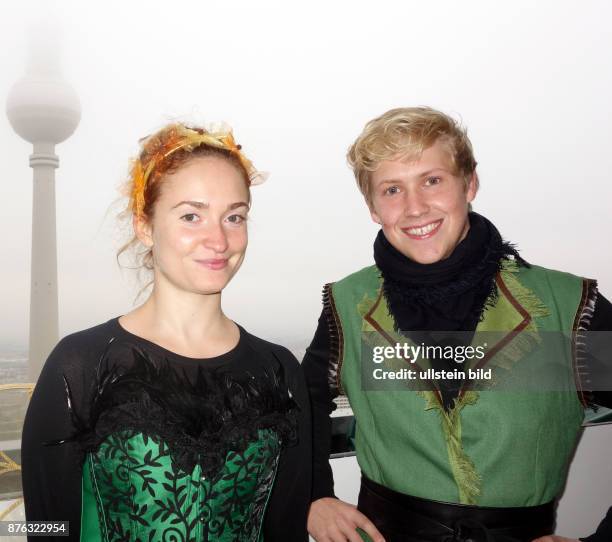 Die Schauspieler Rosa Jansen , Lars Schmidt aufgenommen auf dem Dach vom Hotel Park Inn in Berlin Mitte. Die beiden machten Werbung für das...