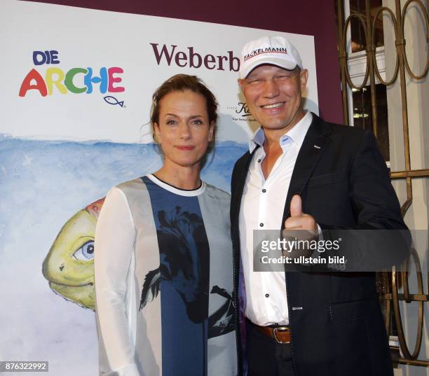 Schauspielerin Claudia Michelsen, Boxer Axel Schulz aufgenommen bei der Gala zur Unterstützung der Arche im Gebäude der Weberbank in Berlin