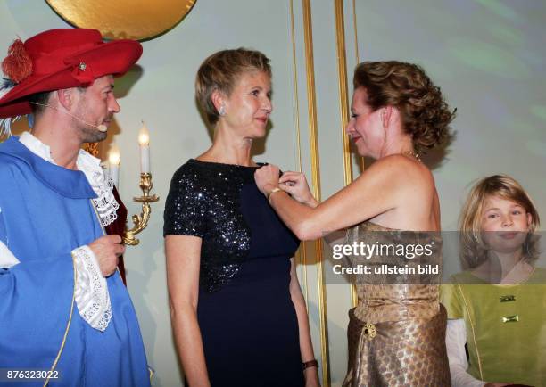 Unternehmerin Susanne Klatten und Silke Fischer, Direktorin von Märchenland vl aufgenommen bei der Verleihung vom Preis Goldene Erbse im Hotel Adlon...