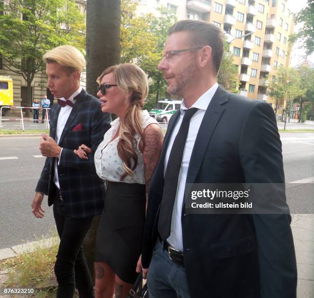 Anwalt Christian Simonis , Sänger Florian Wess, Model Gina-Lisa Lohfink aufgenommen vor dem Amtsgericht Tiergarten beim Prozess um eine angebliche...