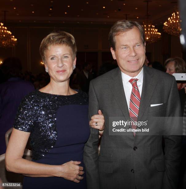 Unternehmerin Susanne Klatten und Ehemann Jan aufgenommen bei der Verleihung vom Preis Goldene Erbse im Hotel Adlon in Berlin Mitte. Der Preis wird...